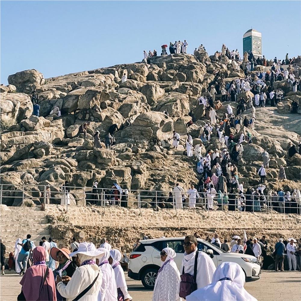 Suudi Arabistan'da gündüz vakti hac sırasında bir tepeye çıkıp inen insanların fotoğrafı